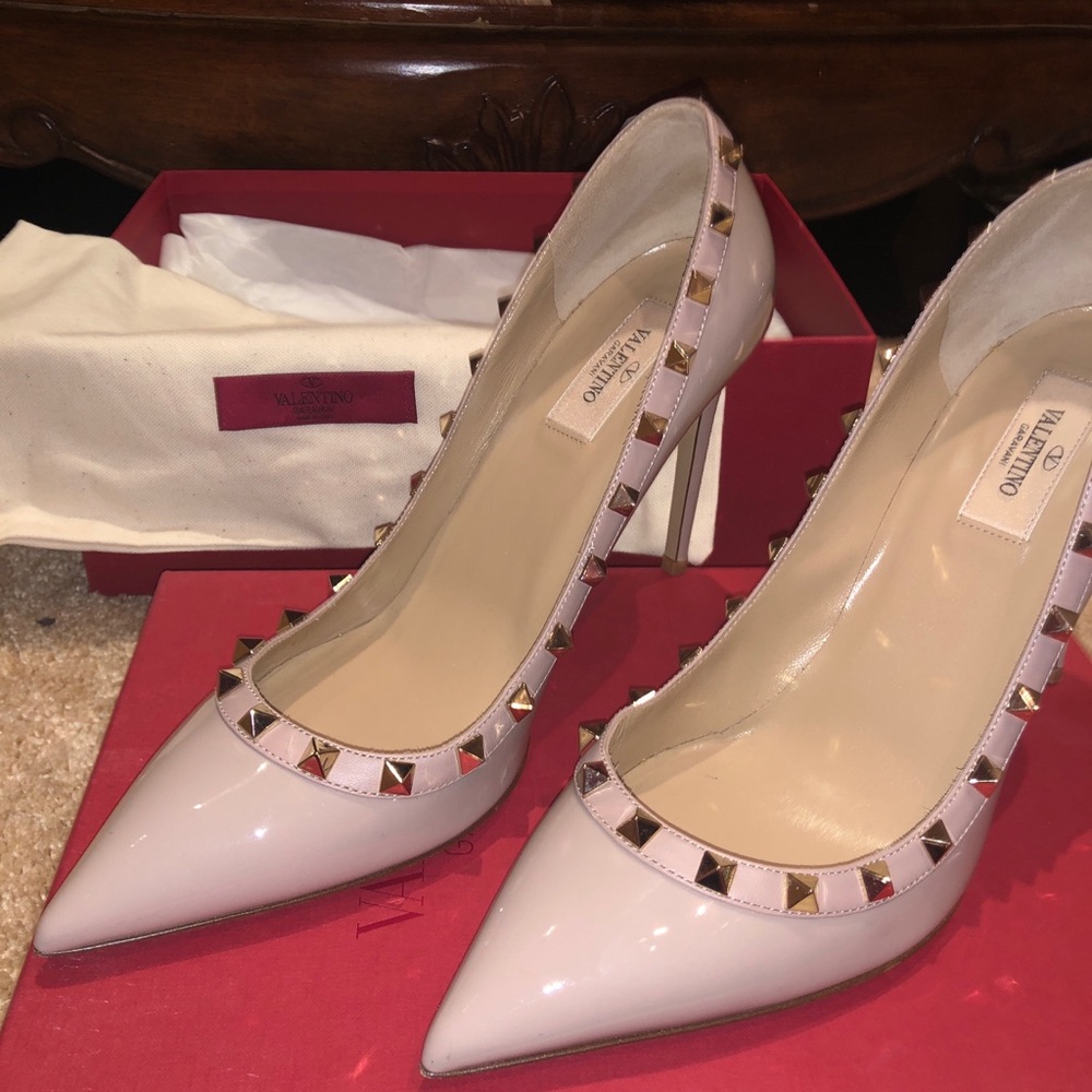 BRAND NEW VALENTINO HEELS SIZE 40